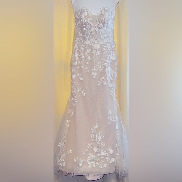 Wedding dress size 10 purchased at Ellynne Bridal.
